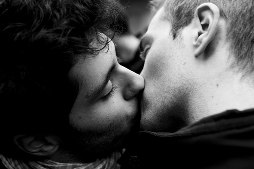 Couple homosexuel qui s'embrasse