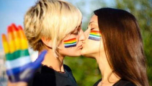 Facebook serait-il homophobe envers les lesbiennes ?